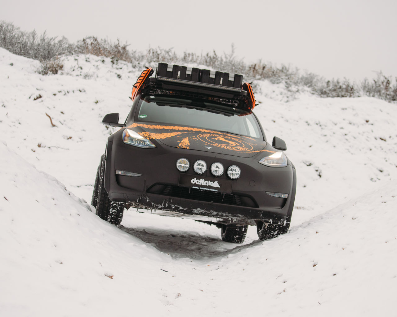 Gelände-Tesla Y von delta4x4 fährt auf 4x4-Reifen von Continental