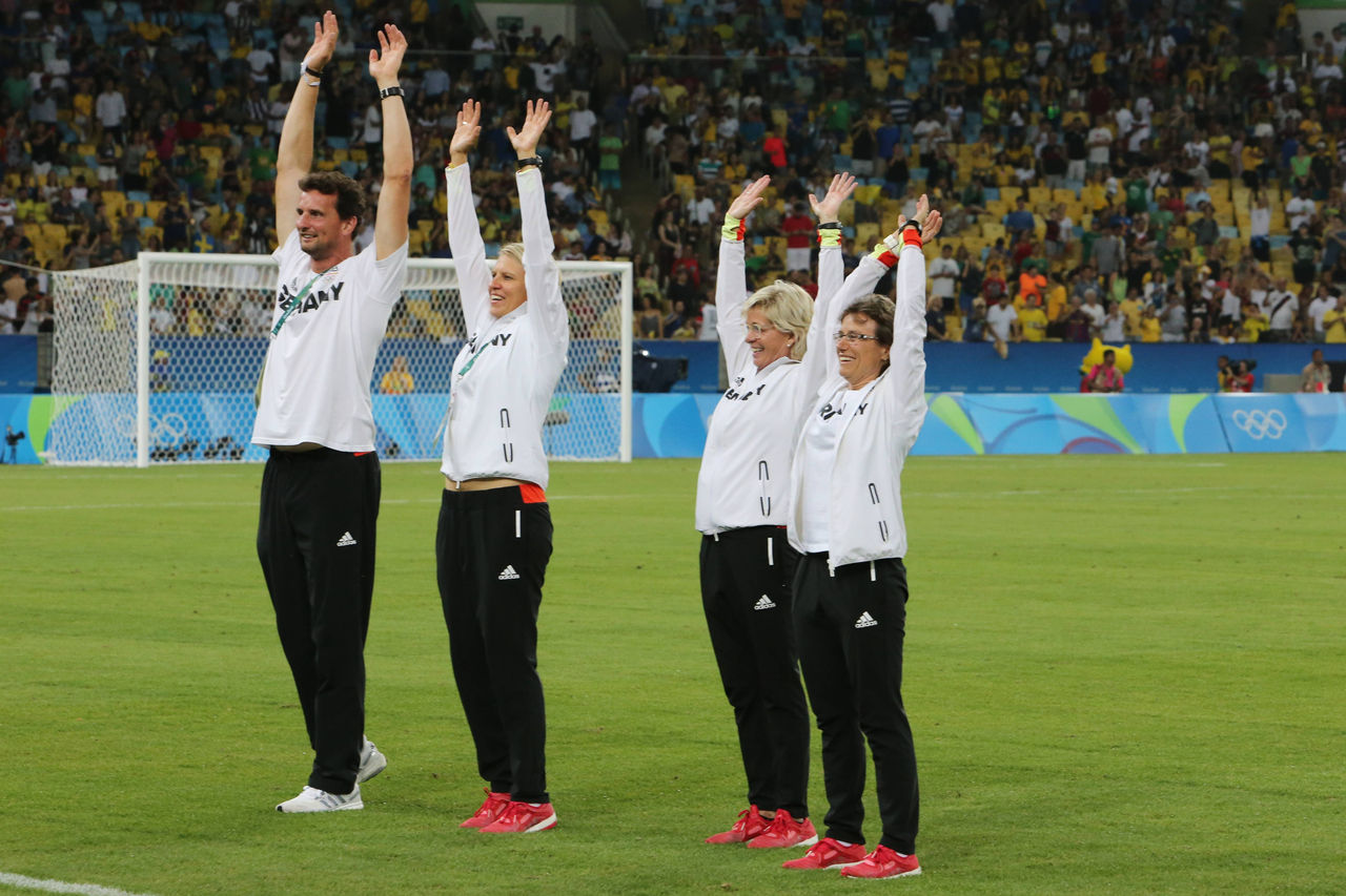 Ulrike Ballweg feiert als National-Co-Trainerin den Gewinn der Olympischen Goldmedaille bei den Spielen in Rio de Janeiro in Brasilien 2016.