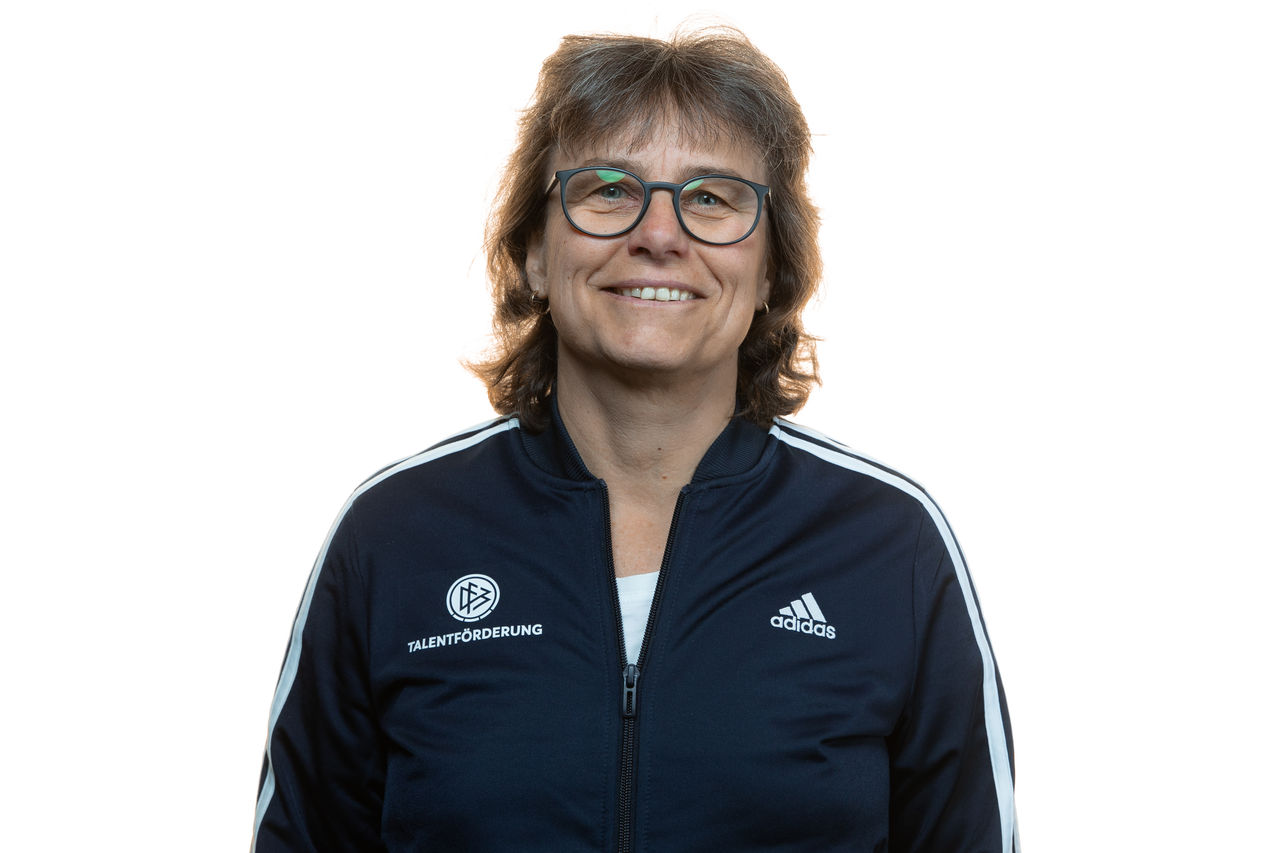Ulrike Ballweg ist beim Deutschen Fußballbund zuständig für den Bereich Talentförderung Frauen und Mädchen. Die ehemalige Bundesligaspielerin war zwischen 2005 und 2016 Co-Trainerin der Frauen-Nationalmannschaft, die unter anderem 2016 die olympische Goldmedaille holte, und zwischenzeitlich auch Chef-Trainerin der U-23-Nationalmannschaft der Frauen sowie der U16-Juniorinnen.