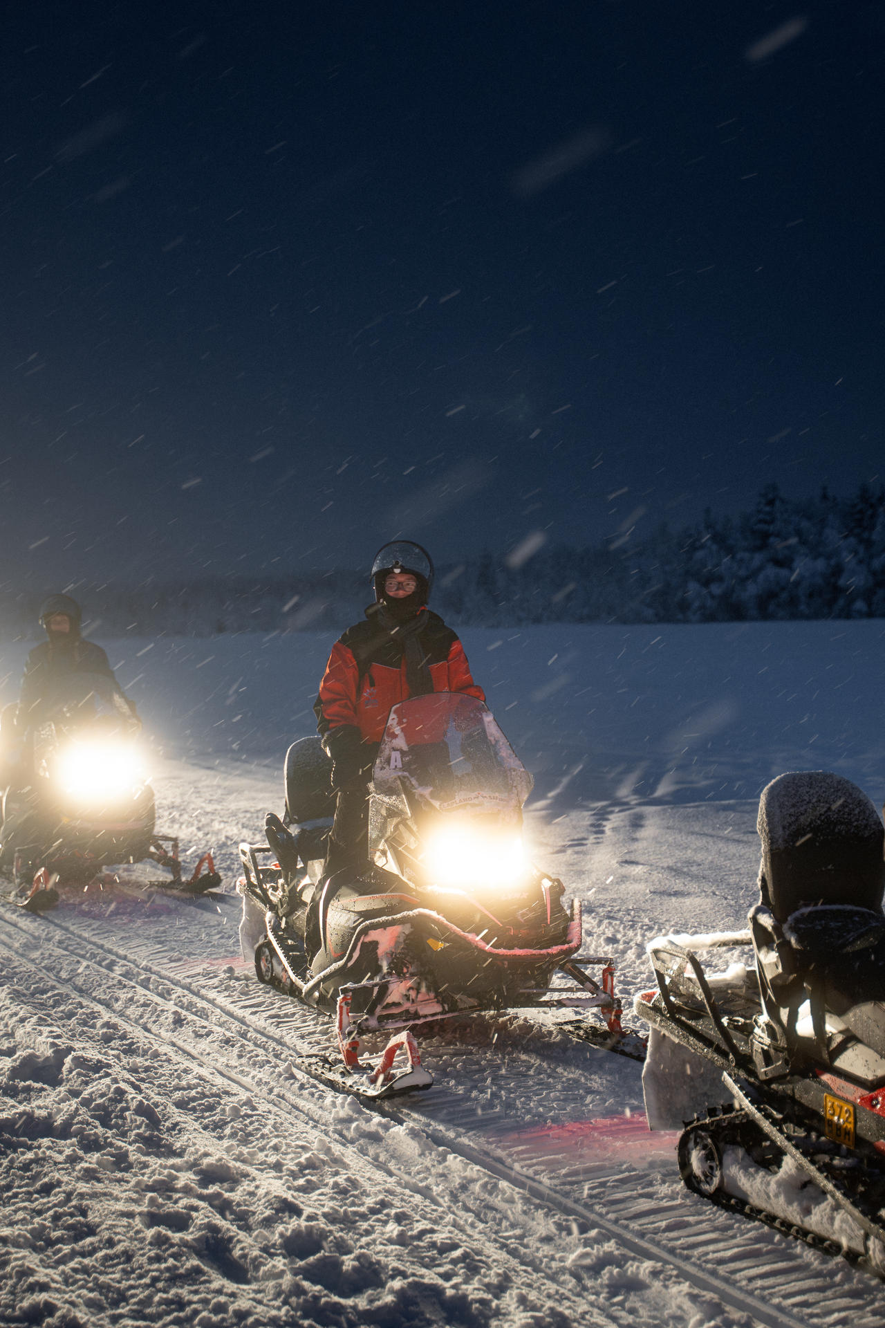 Schneemobil über gefrorener See