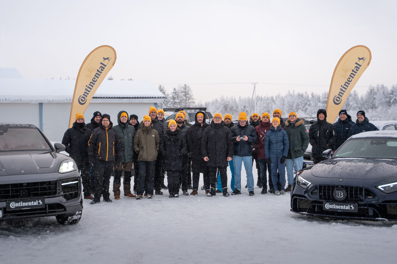 Gruppenfoto - Continental GeWINnTER Teilnehmer in Finnland vor getunten Fahrzeugen wie dem BRABUS Rocket GTS und dem Porsche Cayenne von Larte Design