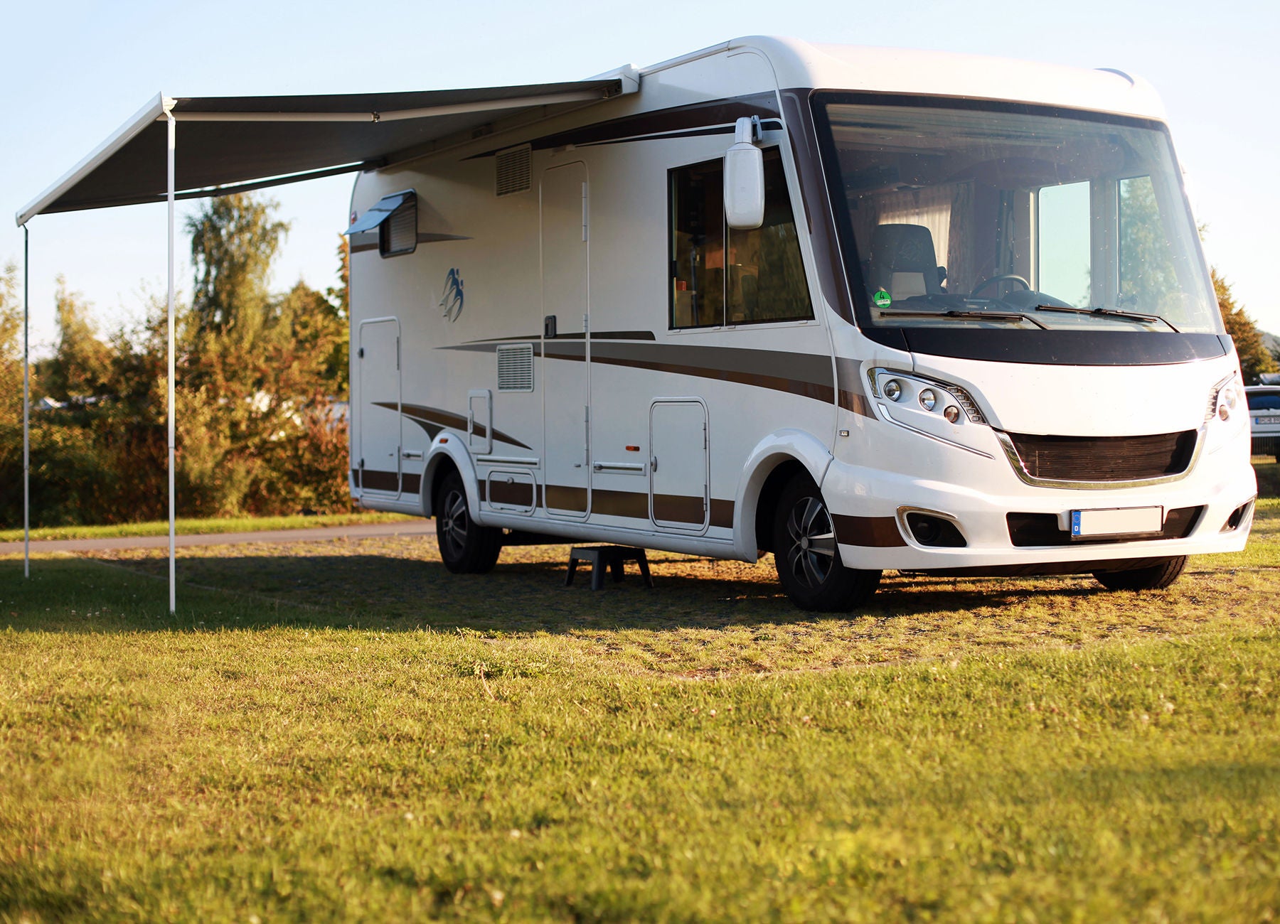 mit dem Wohnwagen auf dem Campingplatz mit dem Wohnwagen auf dem Campingplatz