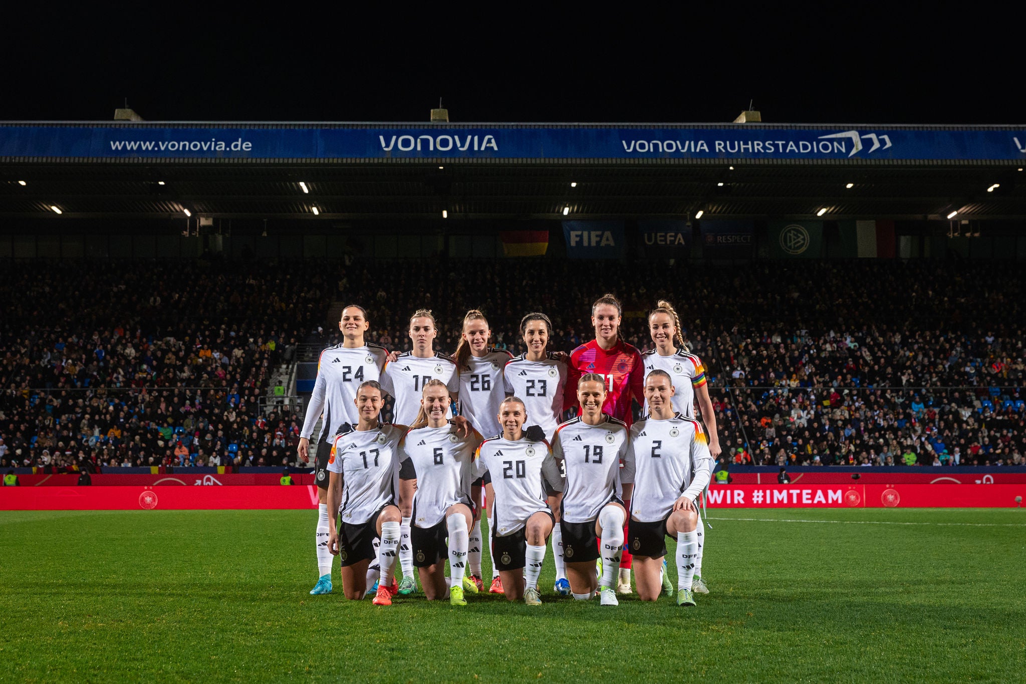 Anreise DFB Frauen-Nationalmannschaft, German Womens National Team, Laenderspiel in Bochum gegen Italien, Deutschland vs. Italien,
Giovanna Hoffmann, Laura Freigang, Vivien Endemann, Sara Doorsoun, Ena Mahmutovic, Giulia Gwinn, Felicitas Rauch, Janina Minge, Elisa Senss, Klara Buehl, Sarai Linder,
Vonovia Ruhrstadion, Bochum, 02.12.2024,
Foto: Yuliia Perekopaiko/DFB