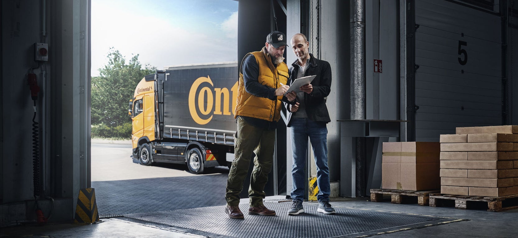 Zwei Männer vor einem LKW.