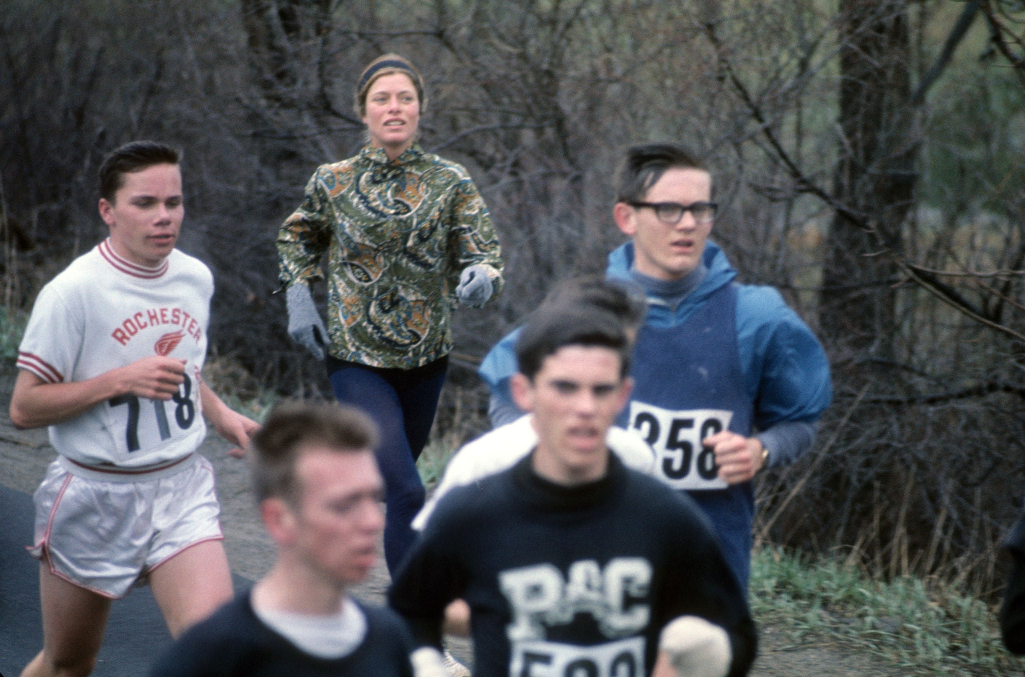 Track & Field: Boston Marathon: USA Roberta Gibb in action during race. Bobbi Gibb runs without a bib as women were not allowed to officially race unitl 1972. 
Boston, MA 4/19/1967
CREDIT: Walter Iooss Jr. (Photo by Walter Iooss Jr. /Sports Illustrated via Getty Images/Getty Images)
(Set Number: X12351 TK1 R10 F20 )