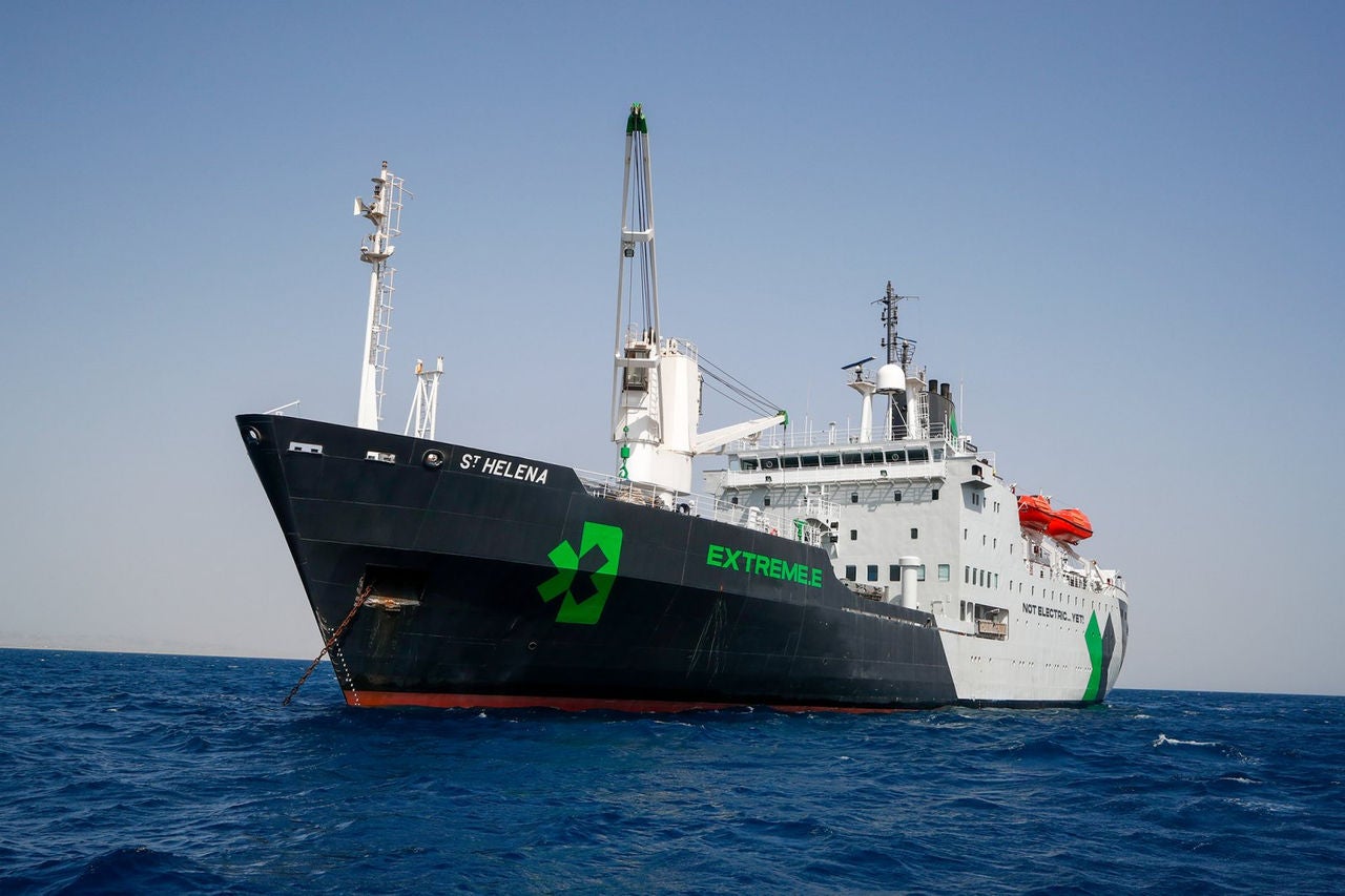 Die RMS St Helena auf See.