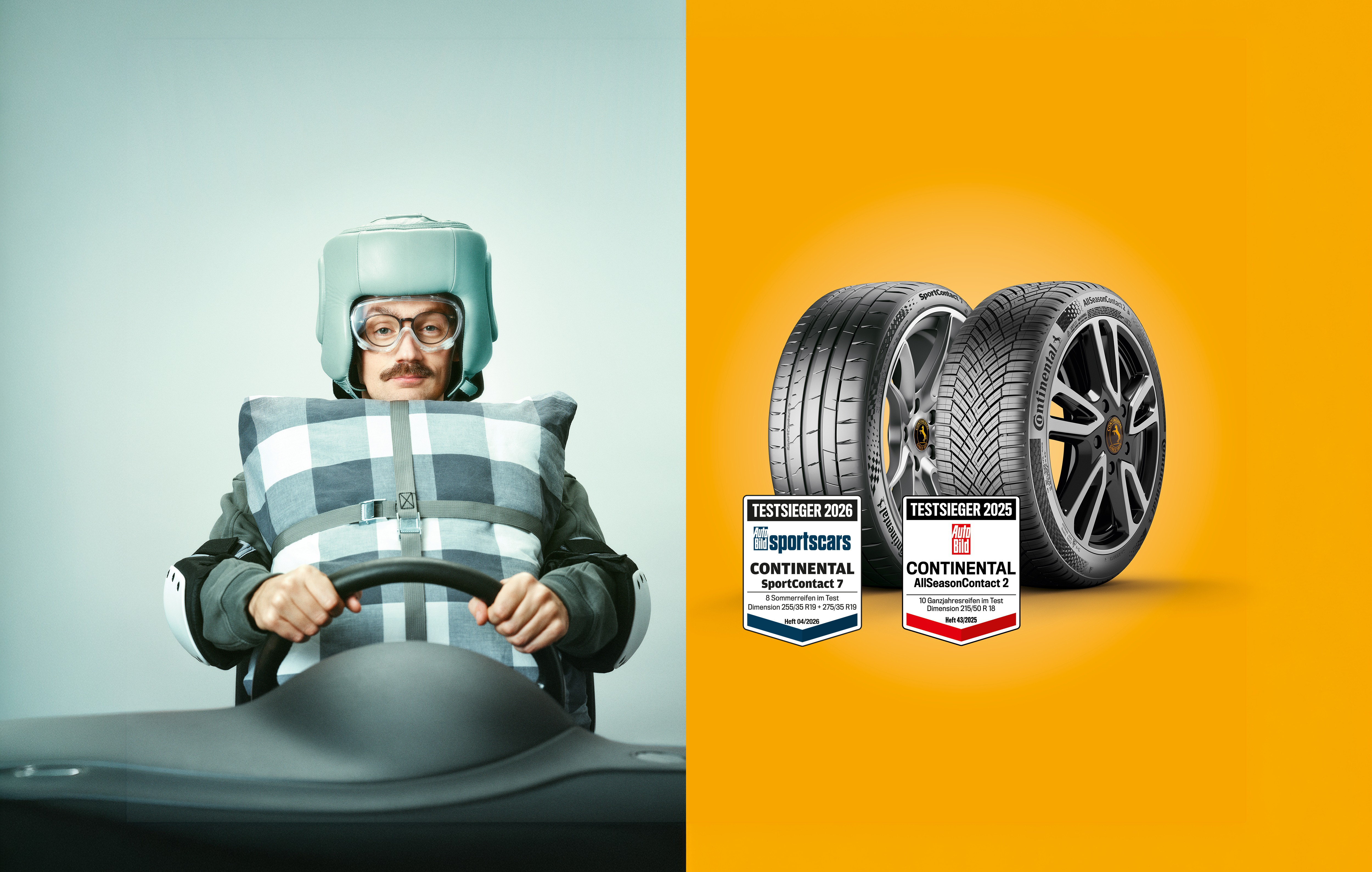 Ein Kind sitzt auf einem Schlitten, während ein Erwachsener in einer gelben Jacke in der Nähe in einer verschneiten Landschaft sitzt. Im Vordergrund ist ein silbernes Auto geparkt.