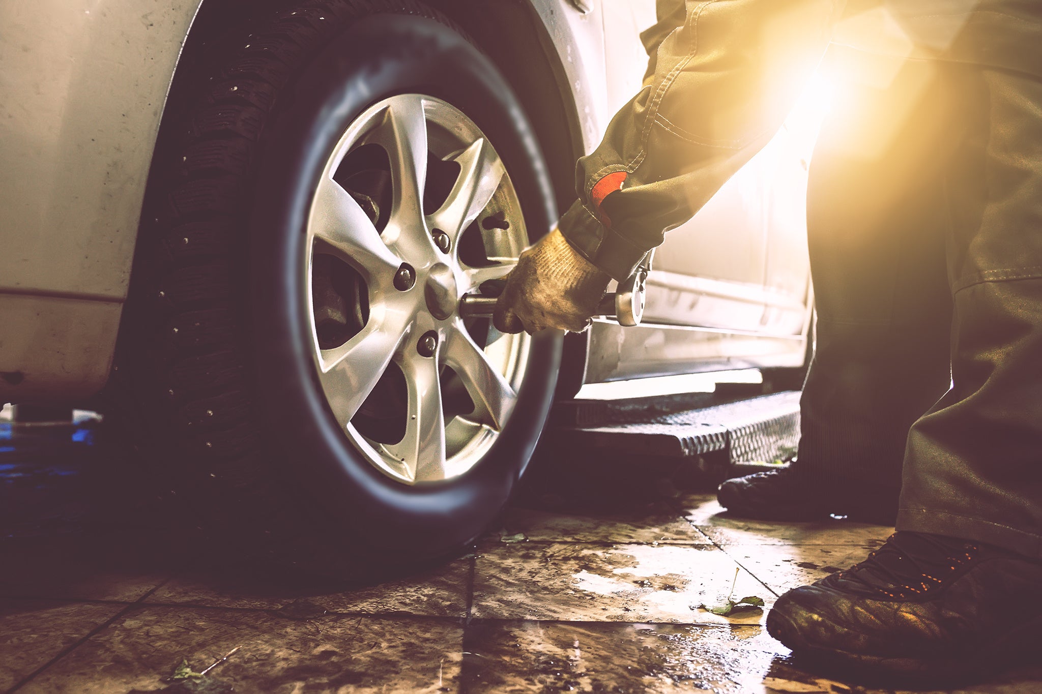 Mechanic change a tire