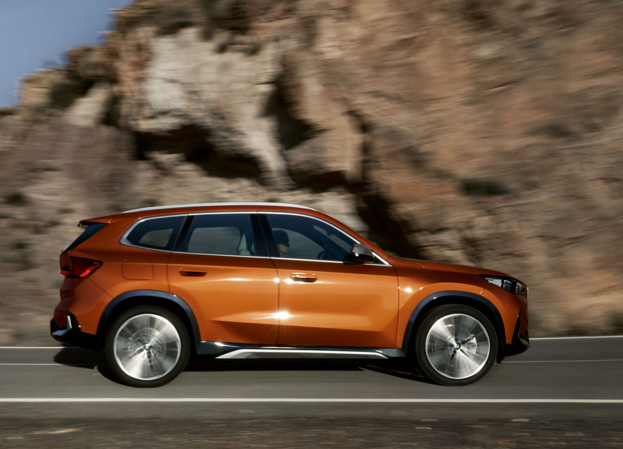 BMW schickt ihren neuen X1 auf Continental-Reifen ab Werk auf die Straße.