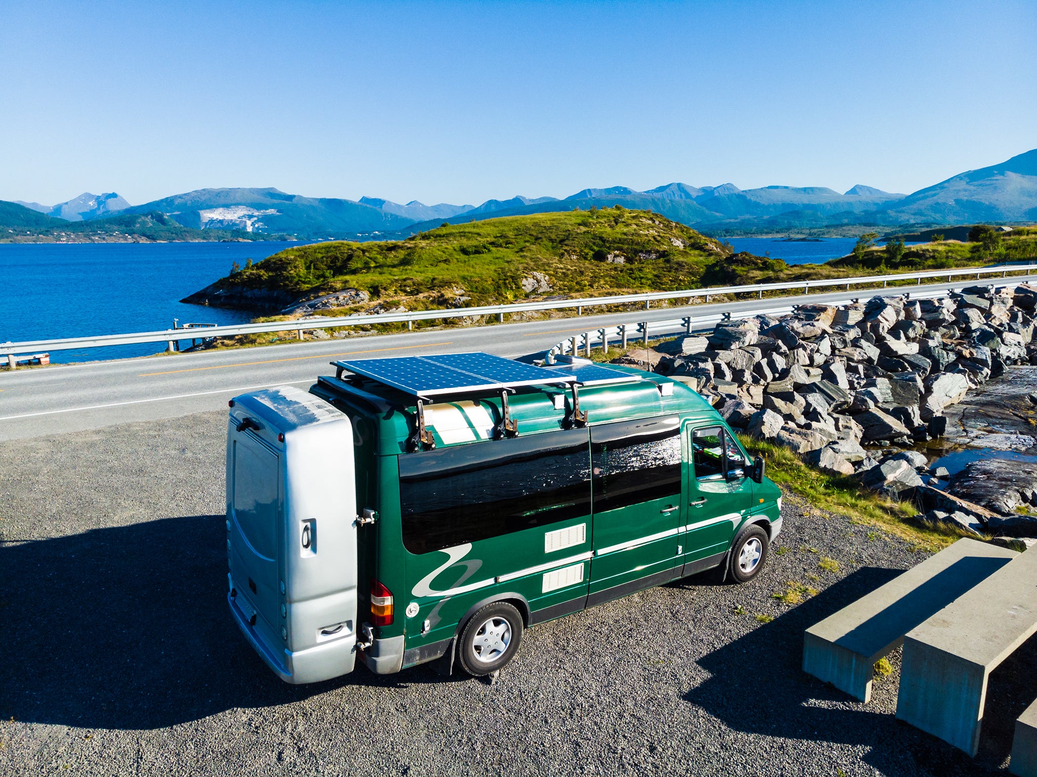 Solarbetriebene Vans halten das mobile Büro am Laufen, auch auf entlegenen Straßen