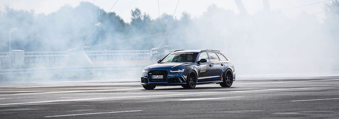 Reifentests Continental Contidrom Auto fährt