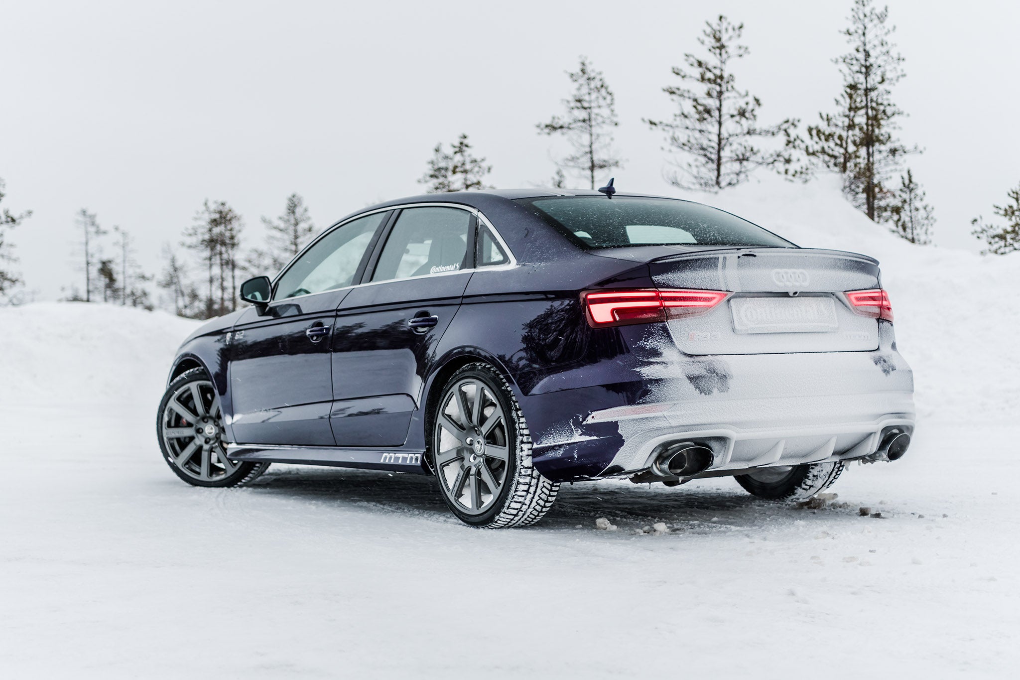 Ein Farbklecks im Schnee: der mtm RS3