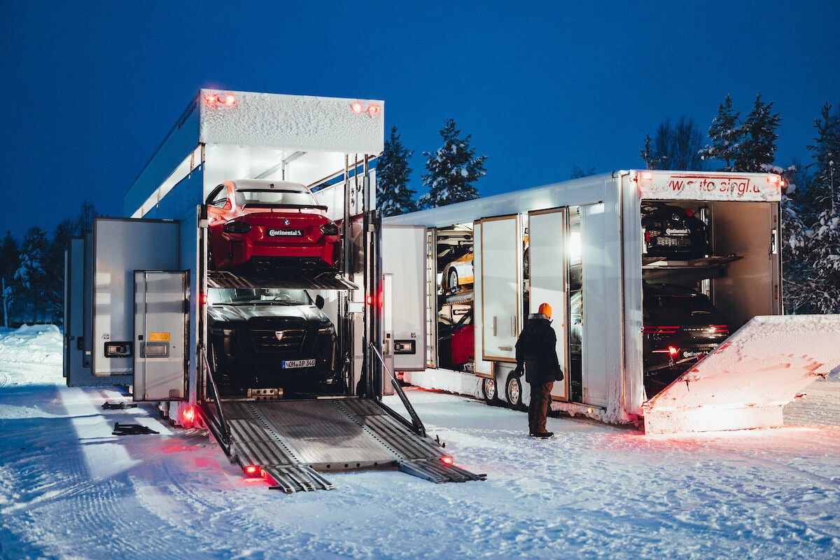 Tuning-Fahrzeuge in Containern – Abladen für das Winter High Performance Event 2024  | Continental