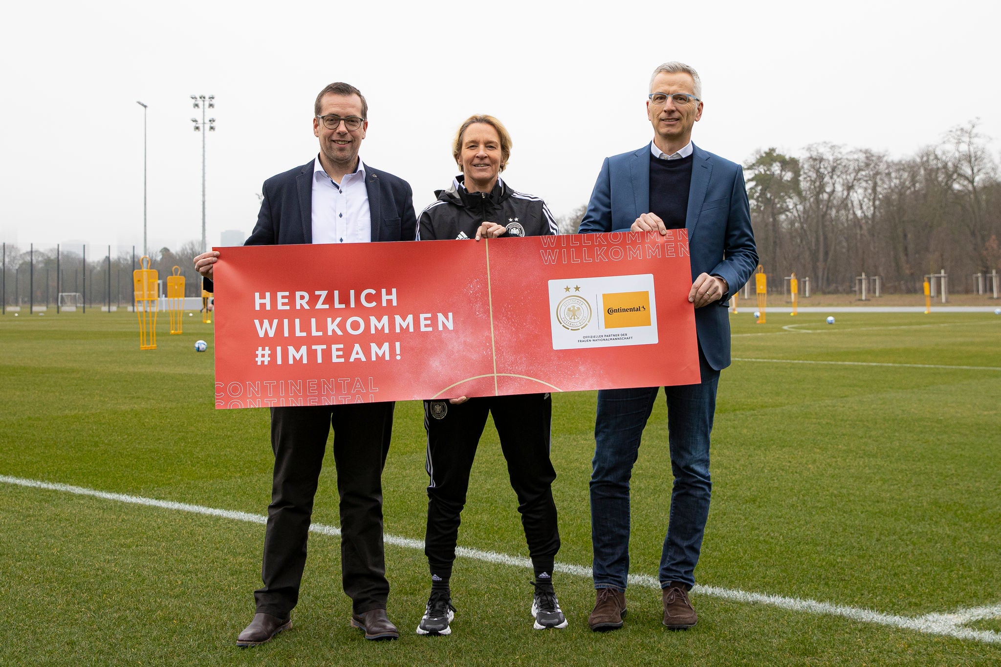 Timo Röbbel, Leiter Marketing Ersatzgeschäft Deutschland (l.) zusammen mit Martina Voss-Tecklenburg, Bundestrainerin der Frauen-Nationalmannschaft und Jürgen Marth, Leiter Sales Zentral- und Nordeuropa Continental.