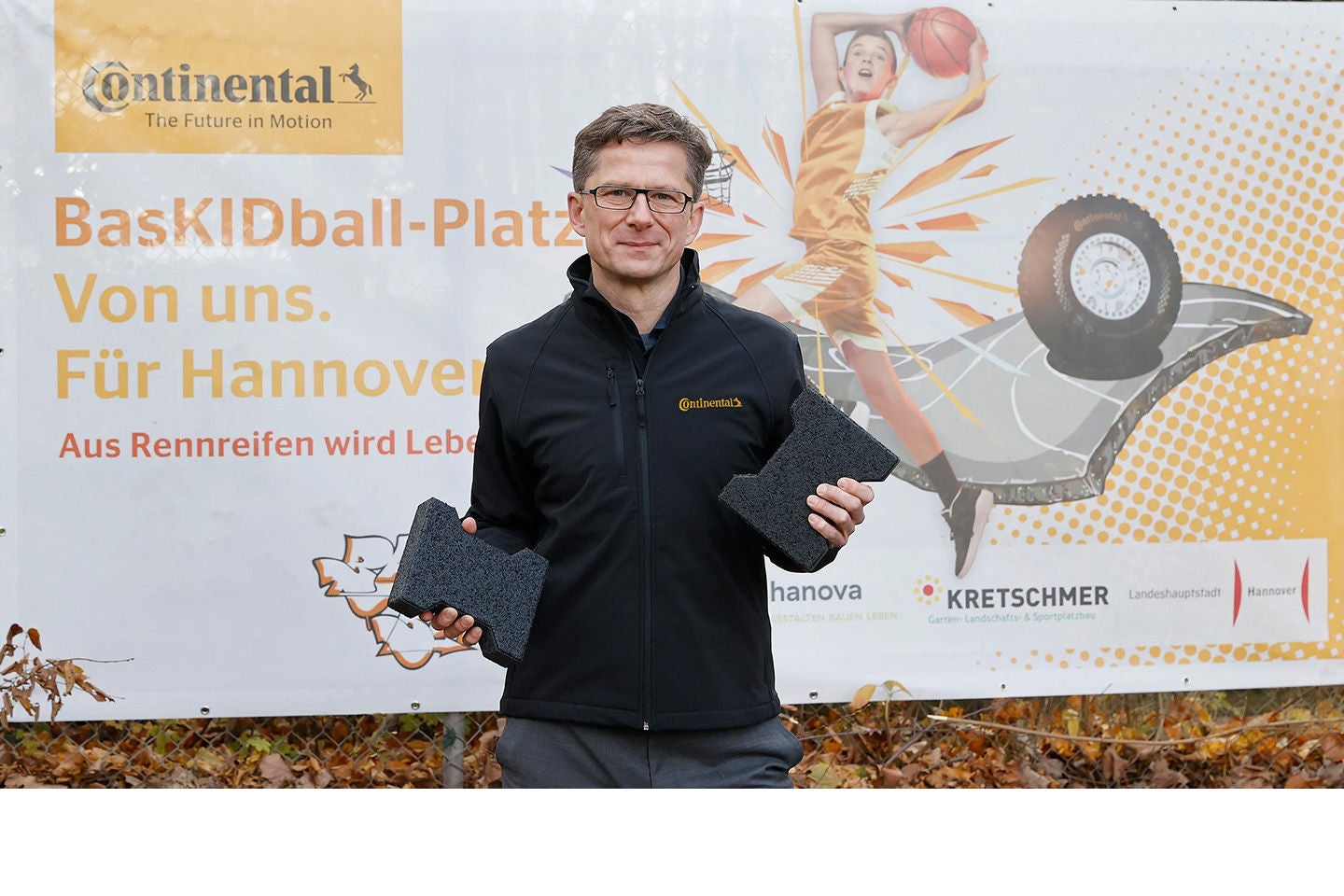 Aus alten Rennreifen wurde der neue BasKIDballplatz in Hannover gebaut