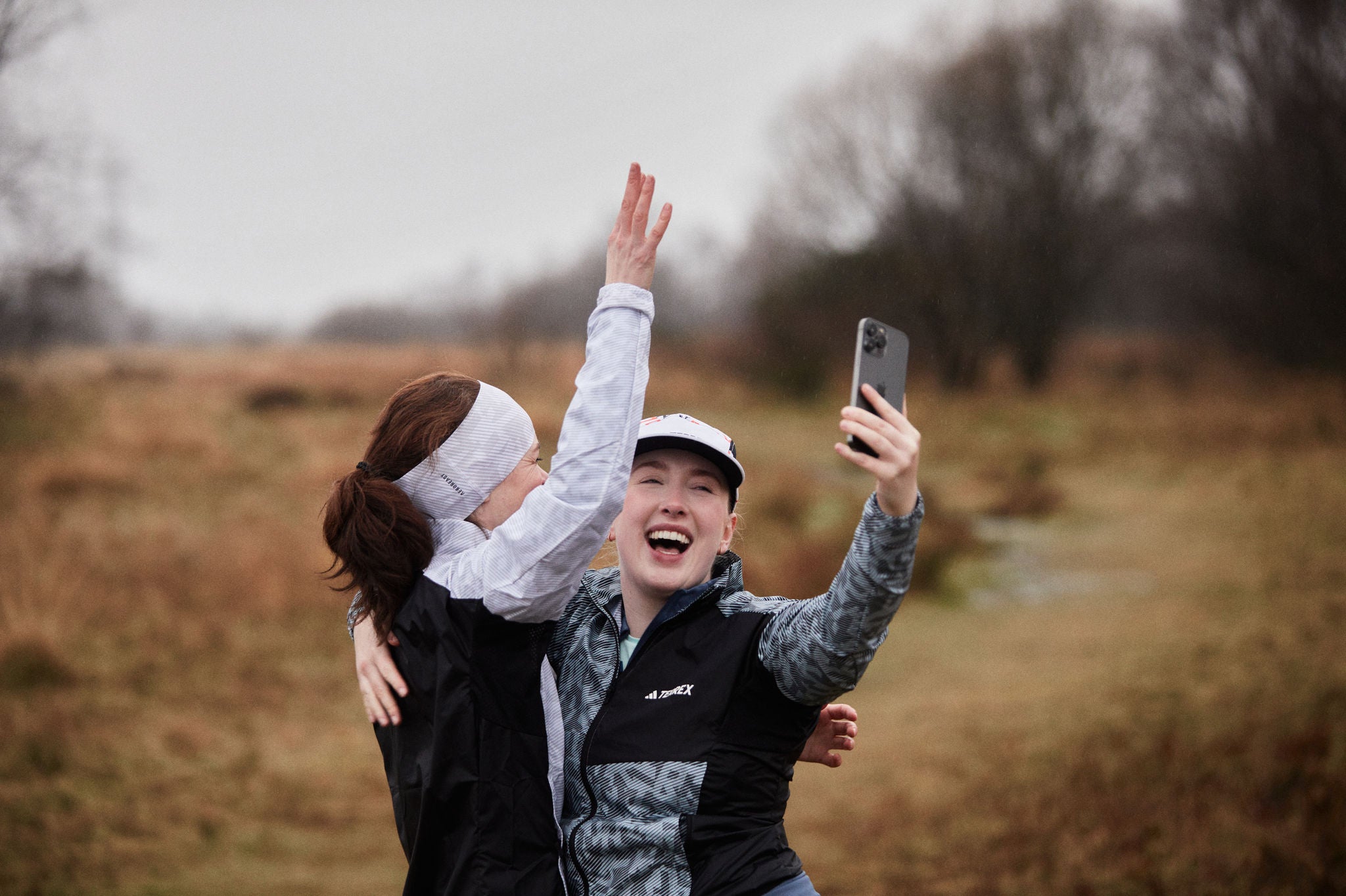 adidas5 Zwei Freunde machen ein Selfie