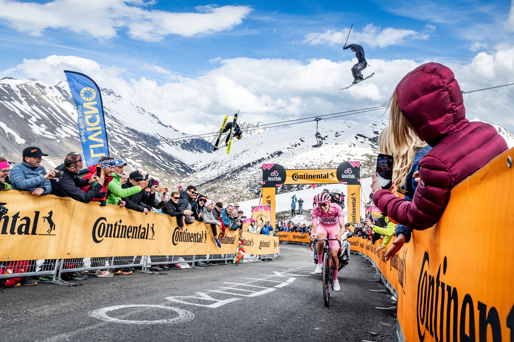 Giro20254 Skiers flying over cyclists during Giro d'Italia