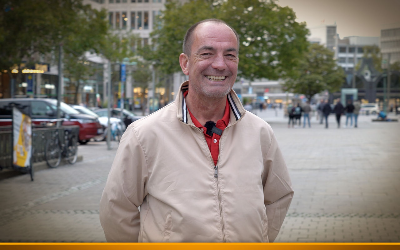 Mannschaftsbusfahrer Mirko wird im Stadion geehrt: 25 Jahre 96!