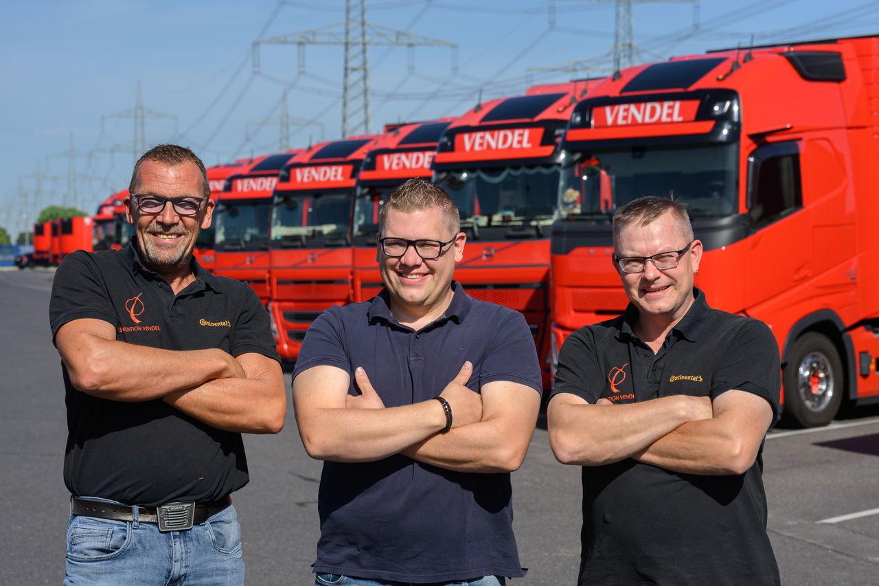 Michael Vendel (Mitte) mit den Fuhrpark-Verantwortlichen Herbert Vendel (links) und Enrico Busse (rechts). Die Spedition Vendel setzt seit vielen Jahren auf Reifen von Continental.