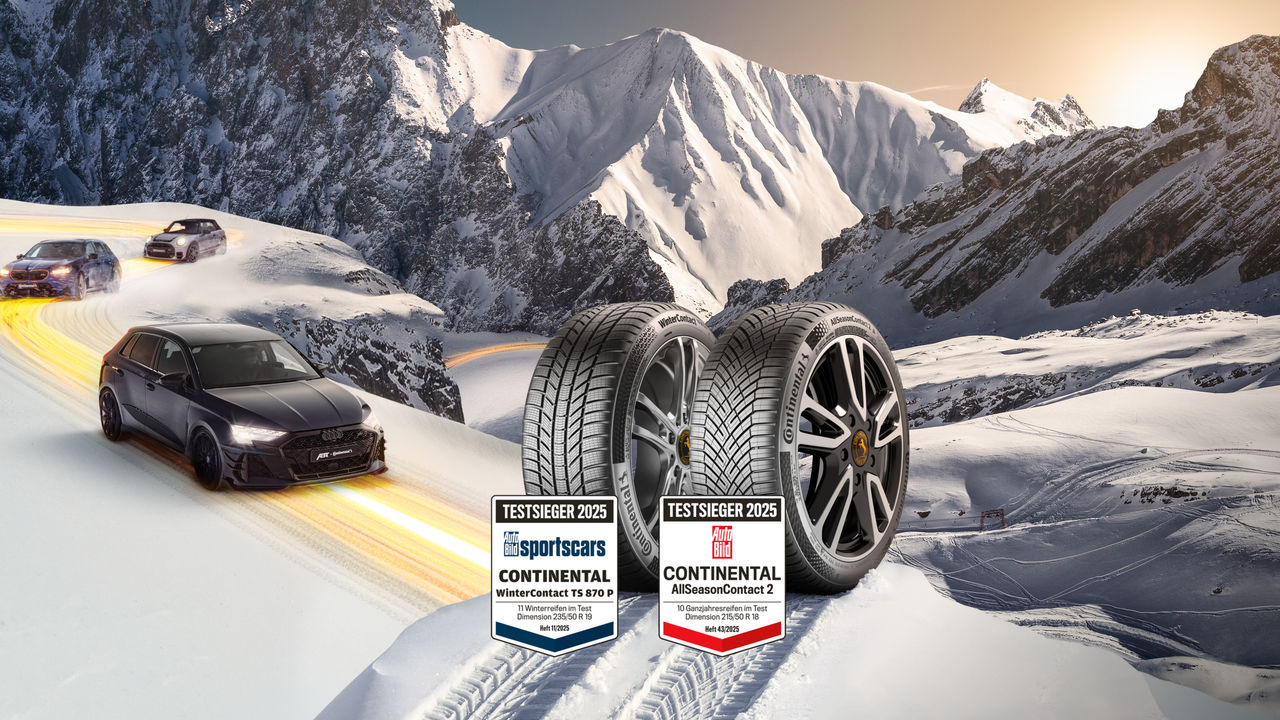 Continental Winter- und Ganzjahresreifen vor einer verschneiten Alpenlandschaft, während mehrere sportliche Fahrzeuge eine winterliche Bergstraße befahren.