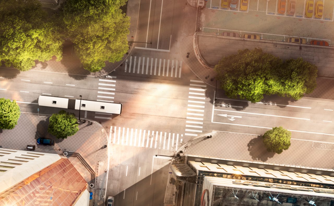 Luftaufnahme einer Stadt mit einem Bus für den Personentransport