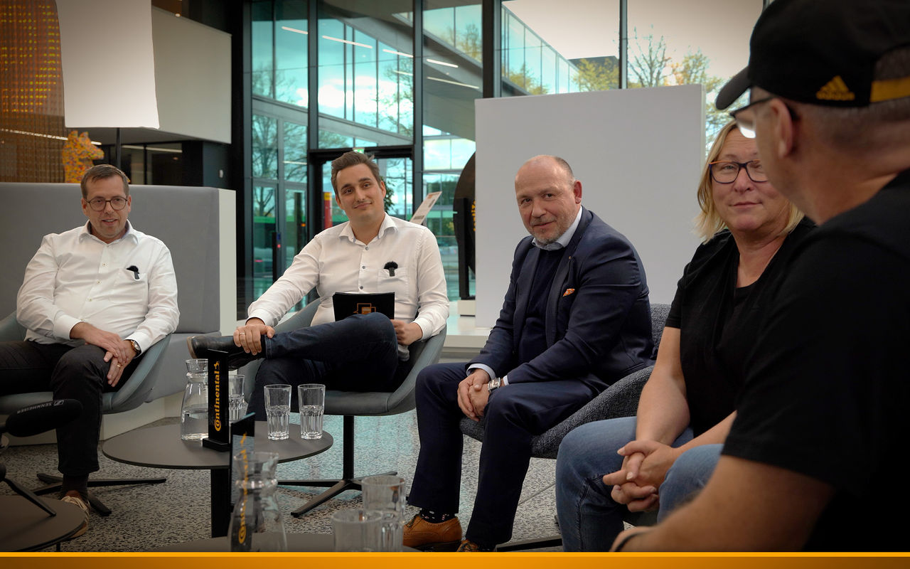 Discussion between truckers during a sitting circle