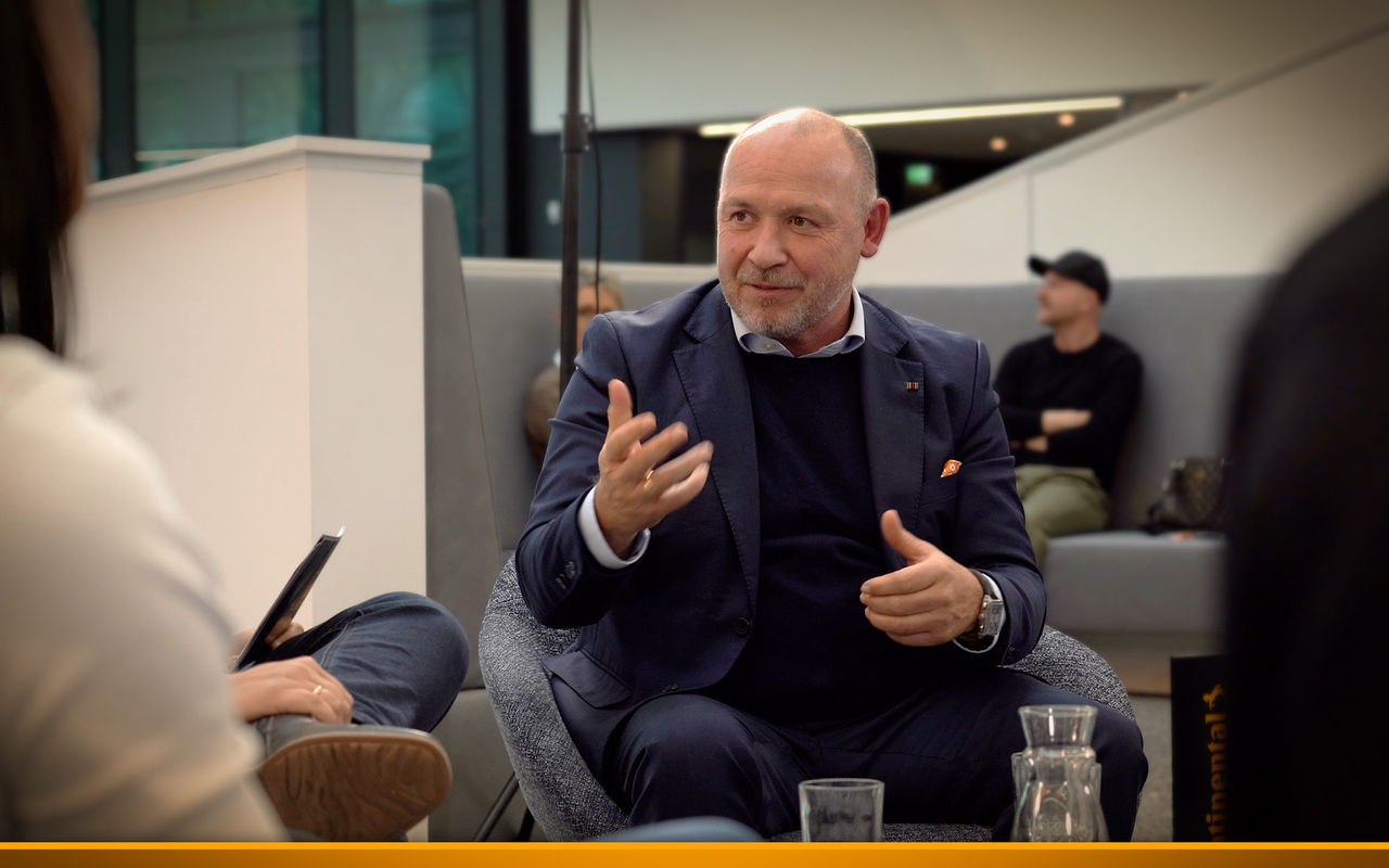 Joachim Fehrenkötter is discussing in a group discussion