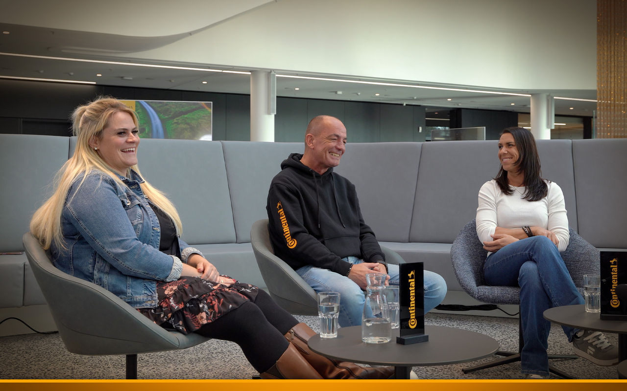 Discussion between truckers during a sitting circle