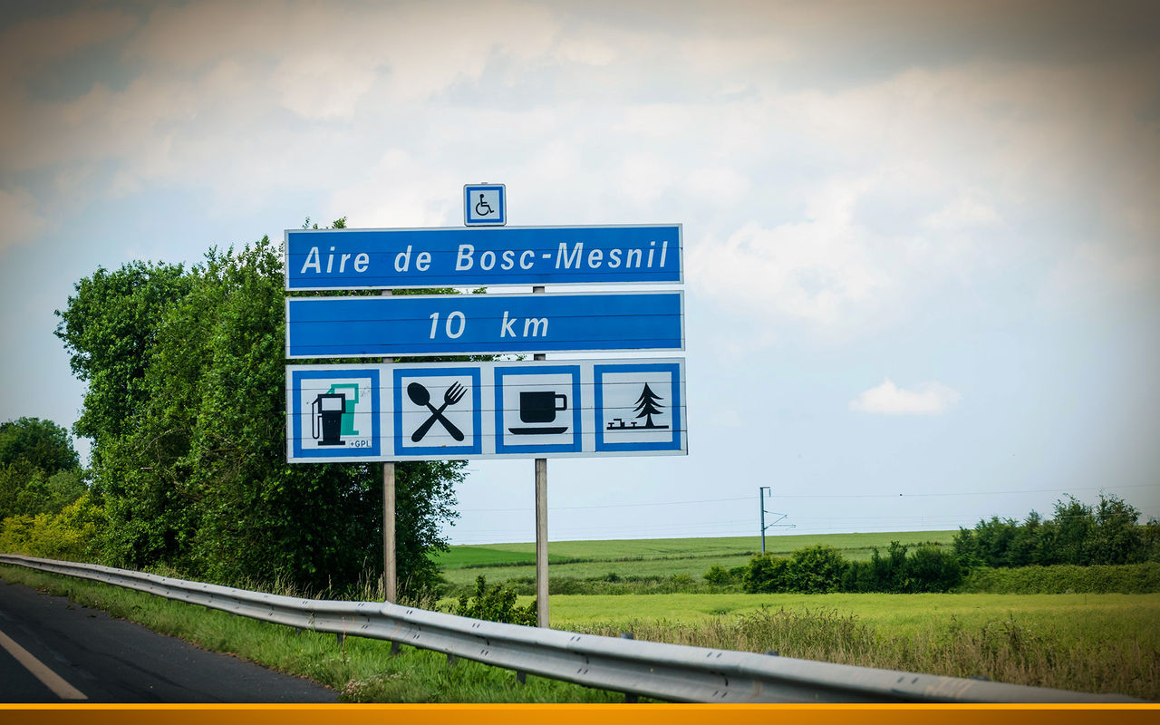 france rest stop sign next to the road