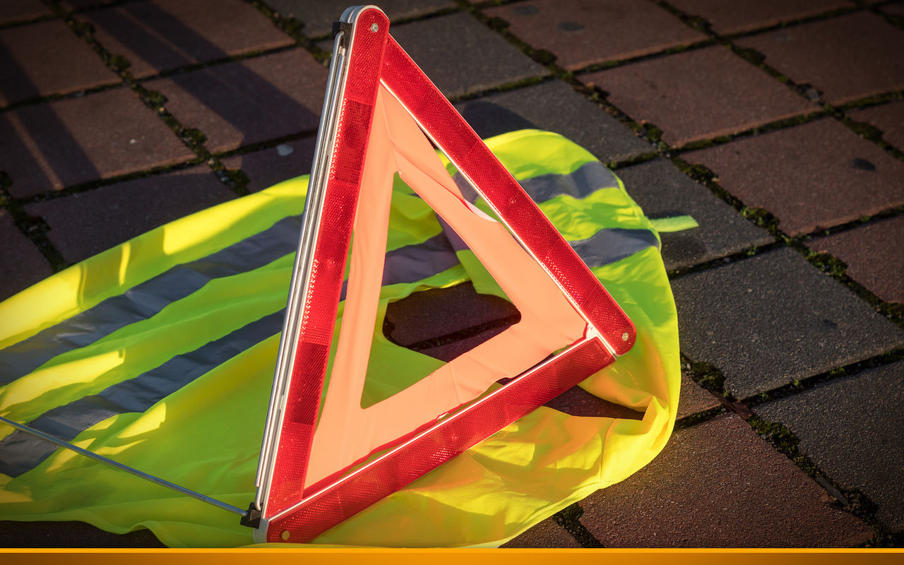Highway accident, Warning vest and warning triangle