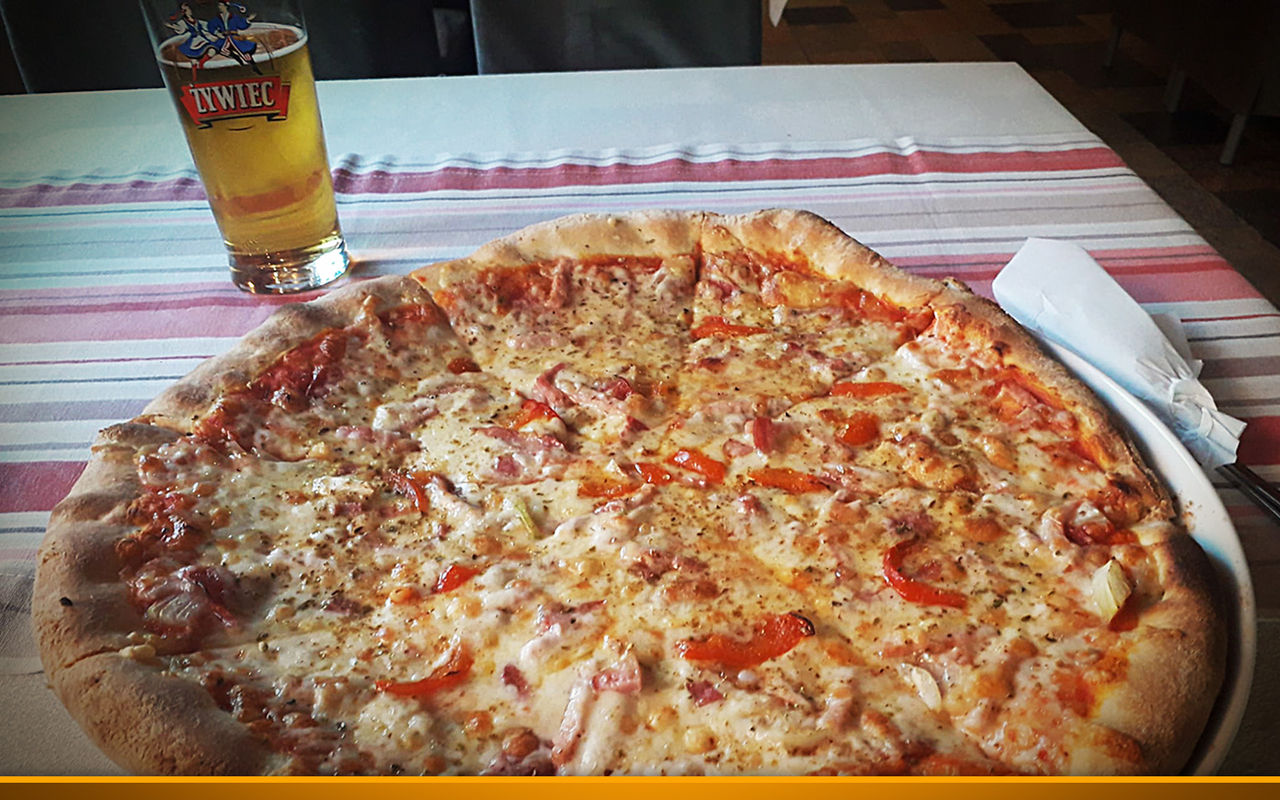 Typisch Polnisch – Riesenpizza und Bier.