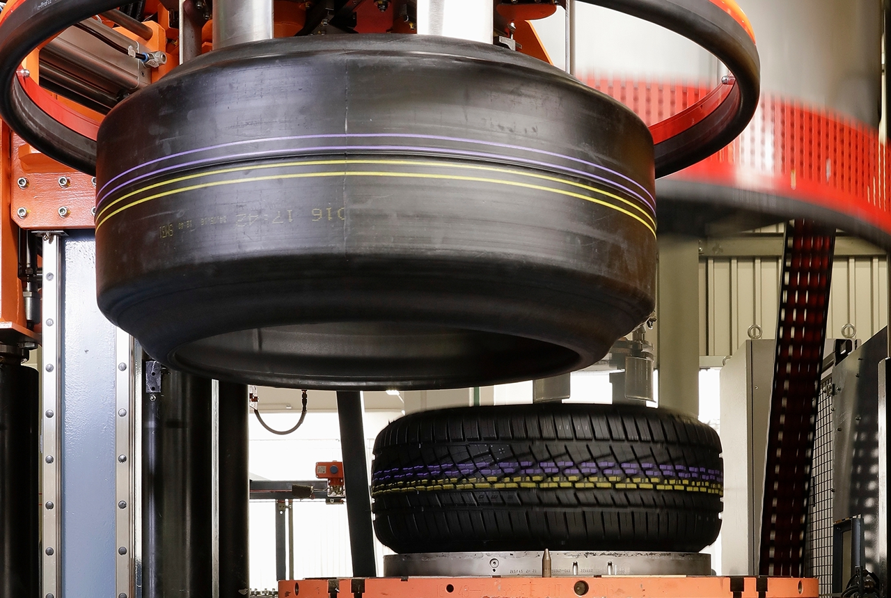 Heat Press Tire Production Reifenmischungen für Elektrofahrzeuge