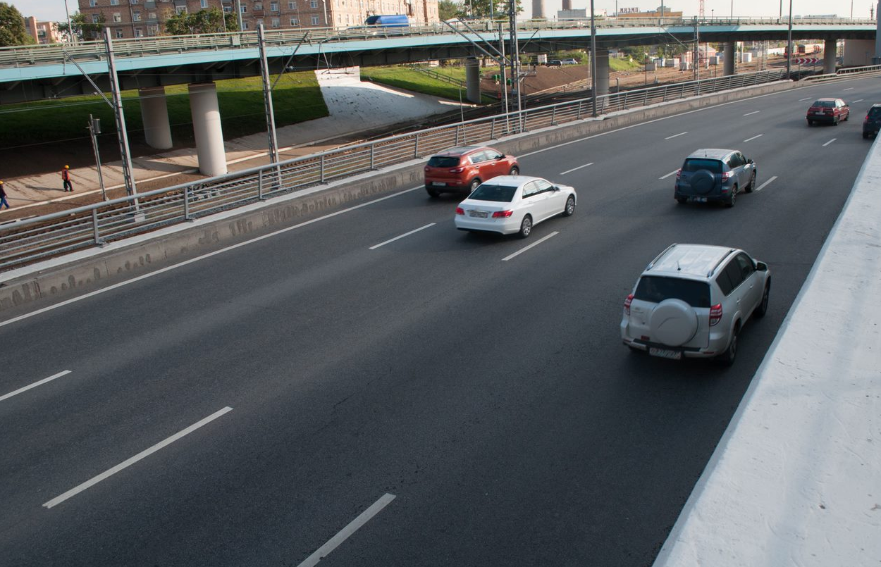 Straße mit vorbeifahrenden Autos