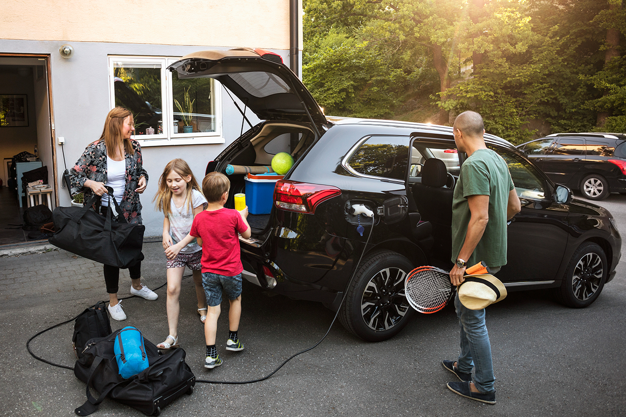 Familie belädt einen SUV
